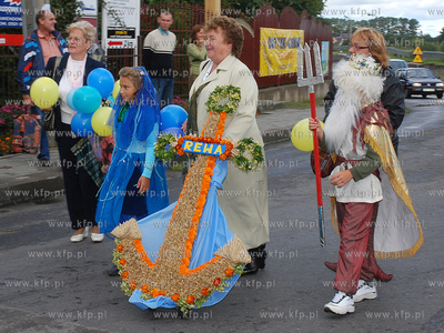 Kosakowo. Dozynki gminne. Nz. Przemarsz dozynkowego...