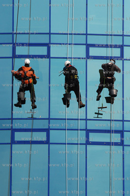 Wiosenne porzadki w Gdyni. Wysokosciowcy myja okna...