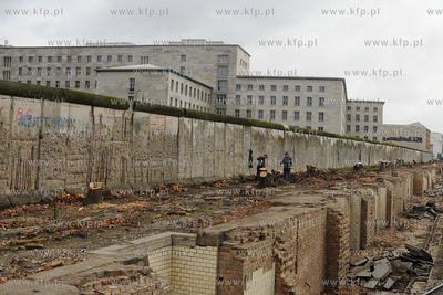 Berlin.Pozostalosci Muru berliskiego - istniejacego...