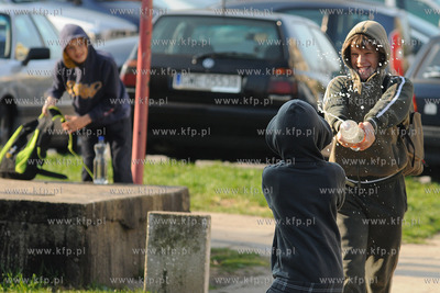 Rumia. Dzieci oblewajace sie woda w lany poniedzialek.
13.04.2009
fot....
