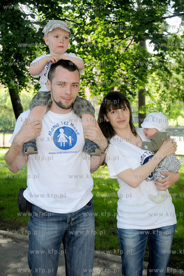 Michal i Weronika Milowiczowie (na zdjeciu z dziecmi...