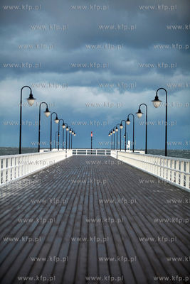 Sztorm na Baltyku. Gdynia Orlowo. Nz. opustoszale molo...