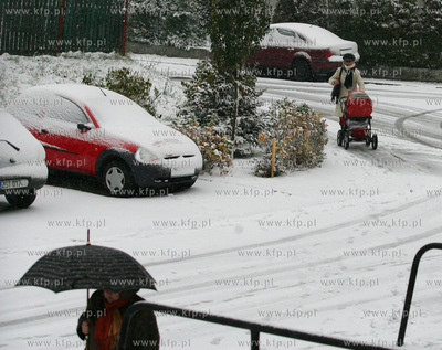 Szczecin. Pierwsze opady sniegu spowodowaly spore utrudnienia...