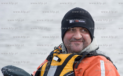 Podroznik Marek Kaminski podczas kajakowego splywu...