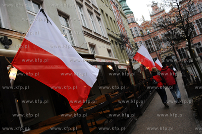 Gdansk. Na ulicach miasta na znak zaloby, flagi panstwowe...