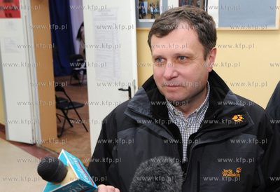 Sopot. Wybory prezydenta Sopotu II tura. Nz. Glosuje...