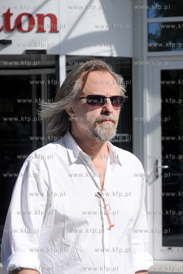 Kompozytor Jan A.P. Kaczmarek wychodzi z hotelu Sheraton...