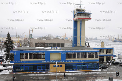 Zima w gdynskim porcie. Nz. Budynek Kapitanatu Portu...