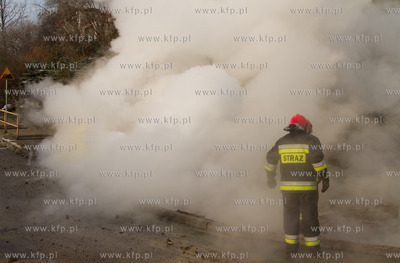 Pekniecie rury cieplowniczej w Gdansku na ul. Pana...