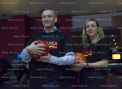 Slupsk. Prezydent Robert Biedron gral w kregle w  Kregielni...