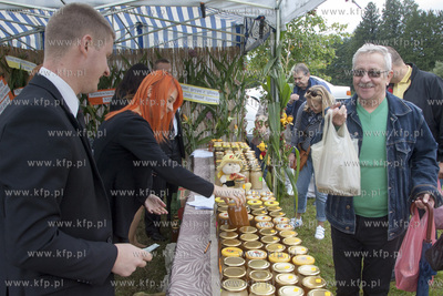 Swieto Miodu Pszczolkowskiego w Parku Lipowym w Pszczolkach...