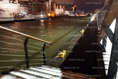 Gdańsk. Cofka na Motławie. Podmyte dolne przejście...