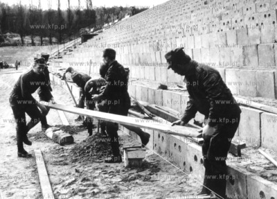 Zolnierze Ludowego Wojska Polskiego pomagaja przy budowie...
