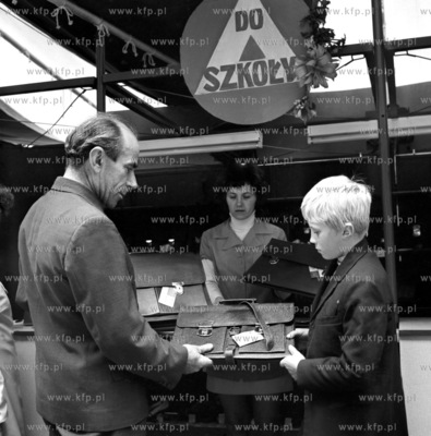 Kiermasz szkolny na ulicy Szerokiej w Gdansku. 8sierpien73_z.kosycarz_p72...