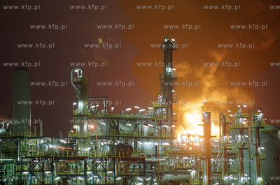W Rafinerii Gdanskiej zapalil sie jeden ze zbiornikow...