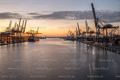 Gdynski Port, po lewej Baltic Container Terminal Gdynia...