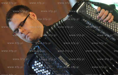 Pawel Nowak, akordeonista i kolekcjoner akordeonow....