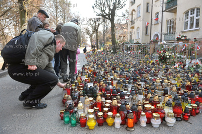Sopot. Ul. Armii Krajowej 55. Ludzie skladaja kwiaty...