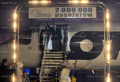Uroczystosc powitania 2 milionowego pasazera na lotnisku...