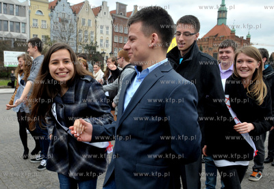 Gdansk. Targ weglowy. I Miejski Polonez Maturzystow....