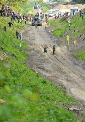 Wyburzanie Mostku Weisera Dawidka na gdanskiej Strzyzy....