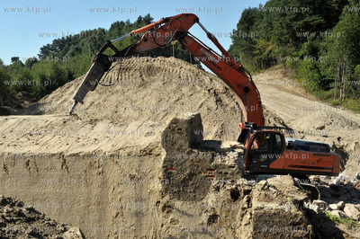Wyburzanie ostatniego starego wiaduktu dawnej trasy...