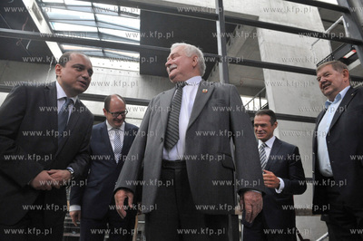 Lech Walesa na budowie ECS. Bylemu prezydentowi towarzyszyli...