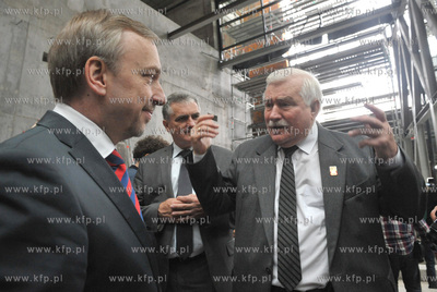 Lech Walesa na budowie ECS. Bylemu prezydentowi towarzyszyl...
