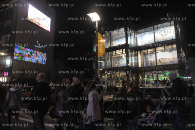 Gdynia. Impreza Swietojanska wita wiosne. Ulica zostala...