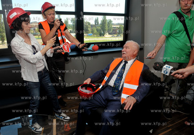 Prezydent Lech Walesa zwiedzal budowe Europejskiego...