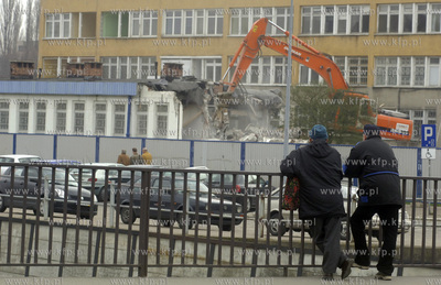 Gdansk. Wyburzanie starych budynkow pod budowe nowych...