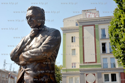 Montaz pomnika Anny Walentynowicz na skwerze jej imienia...