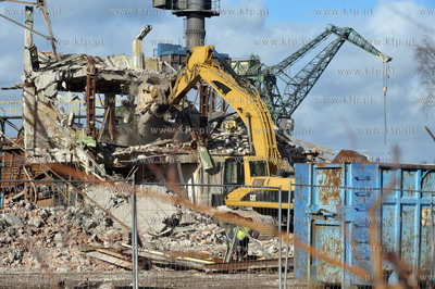 Tereny bylej Stoczni Gdanskiej. Wyburzanie budynku...