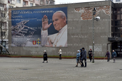 Gdynia, ul. Świętojańska. Plac przed kościołem...