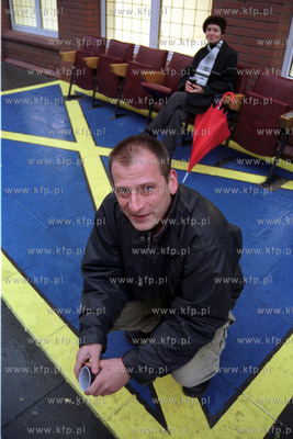    Robert Rumas - artysta na tle swojej instalacji...