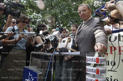 Europosel PiS zdecydowal przekazac wydawcy Gazety Wyborczej...