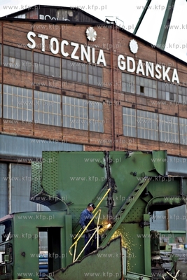 Stocznia Gdanska. Demontaz jednego z historycznych...