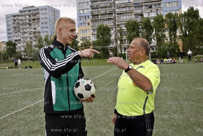 Gdansk Zaspa. Pilkarski turniej dzikich druzyn Do przerwy...