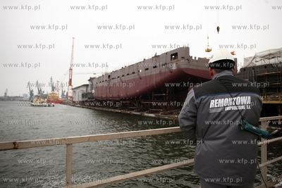 Uroczyste wodowanie statku typu PSV z dlugiej serii...