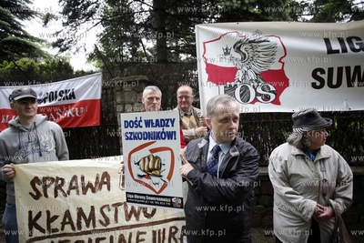 Gdansk. Ul. Polanki. Pikieta czlonkow Klubu Gazety...