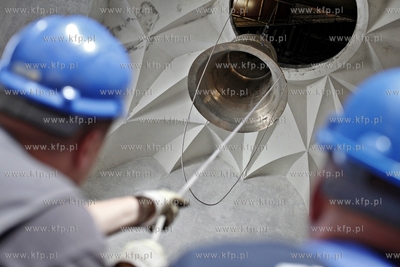 Gdansk. Kosciol sw. Katarzyny. Montaz 50 dzwonu carillonu,...