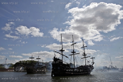 Inscenizacja bitwy morskiej w okolicy Twierdzy Wisloujscie....