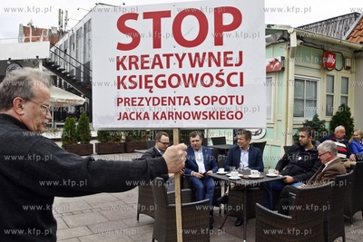 Sopot. Spacer prezydentow Gdanska Pawla Adamowicza...