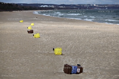 Silny wiatr nad Zatoką Gdańska. Nz. plaża w Gdańsku...