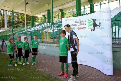 Skoczek narciarski Kamil Stoch spotkał sie na boisku...