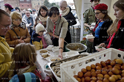 Gdańsk. Targ Węglowy. Sniadanie wielkanocne dla samotnych...