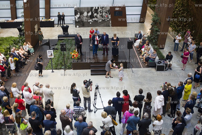 Europejskie Centrum Solidarności. Wystawa prac bursztynnika...