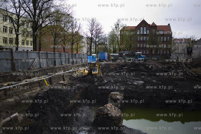 Gdańsk. Dolne Miasto. Prace archeologiczne przy przemysłowym...