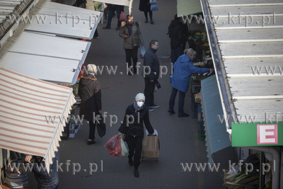 Dzień targowy na Zielonym Rynku na gdańskim Przymorzu...