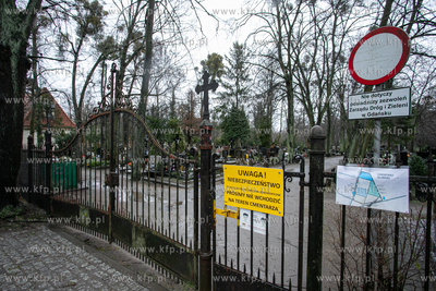 Z powodu silnego wiatru zamknięto cmentarz w Gdańsku...